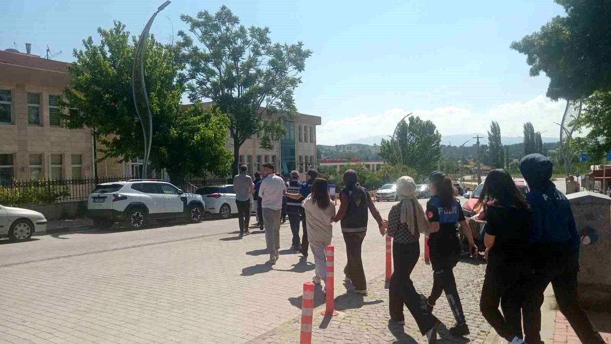 Gediz\'de Uyuşturucu Operasyonu: 28 Gözaltı