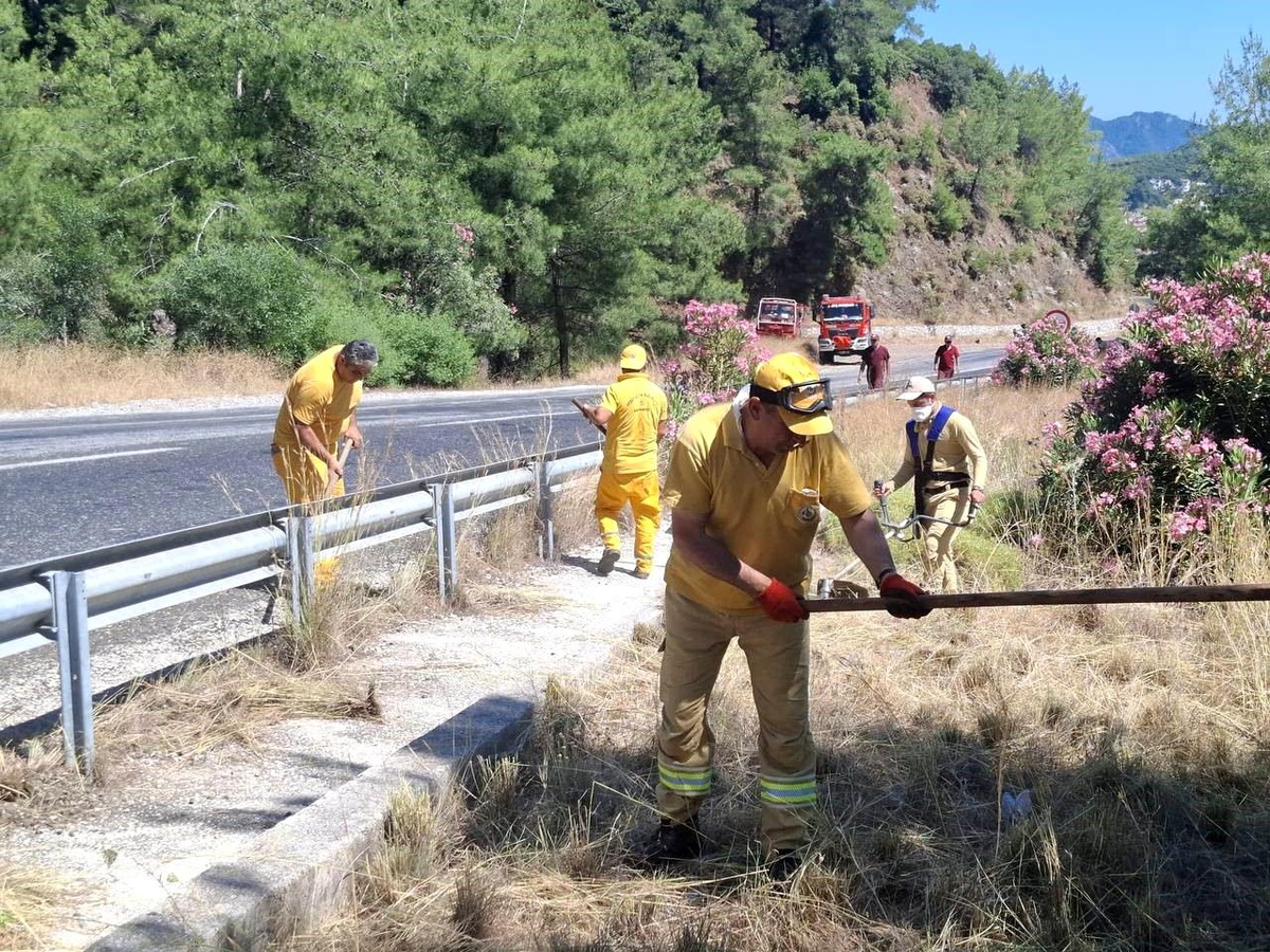 Marmaris\'te Yangın Riskine Karşı Temizlik Seferberliği