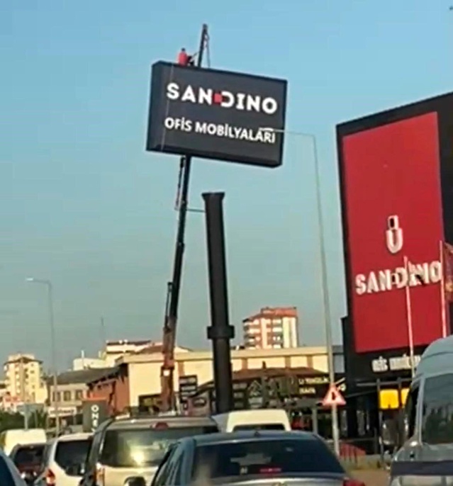 Reklam Panosu Çalışması Yürekleri Ağza Getirdi