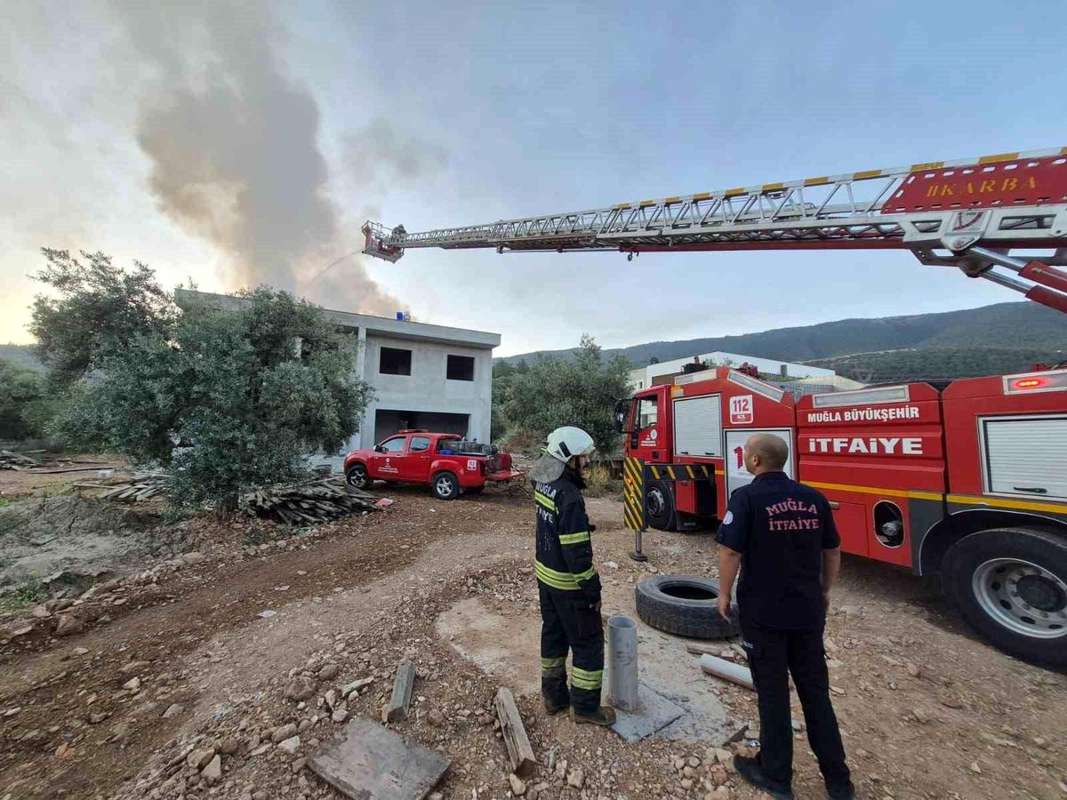Milas\'taki çatı yangını söndürüldü