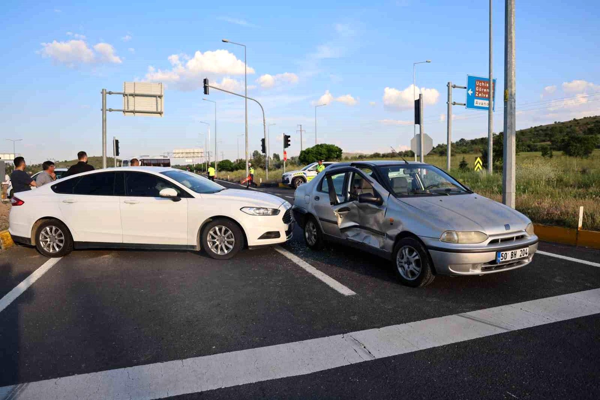 Nevşehir\'de Zincirleme Trafik Kazası: 2 Yaralı