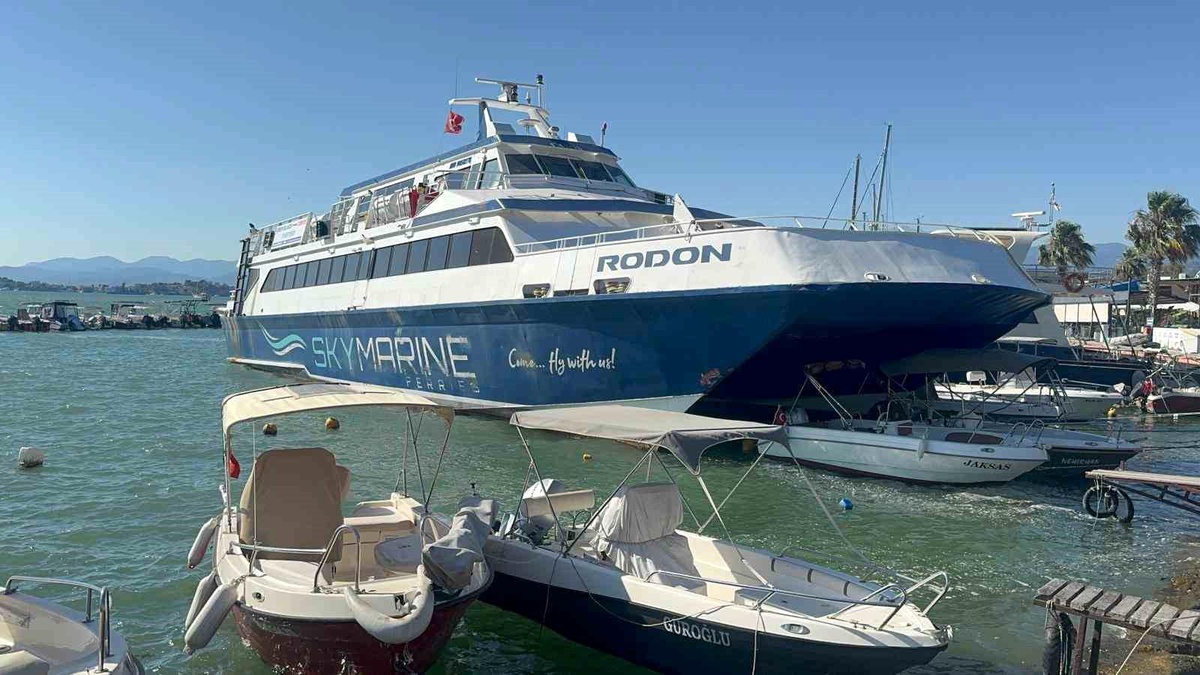 Fethiye\'de Feribot Kıyıya Oturdu