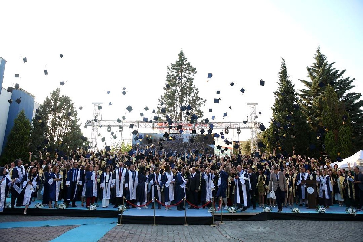 MCBÜ Mezuniyet Töreni Coşkuyla Gerçekleşti