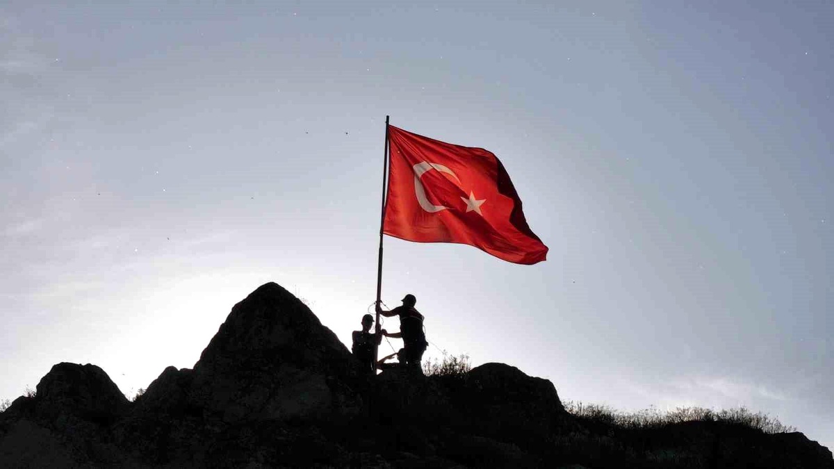 Hevük Kalesi\'nde Bayrak Değişimi
