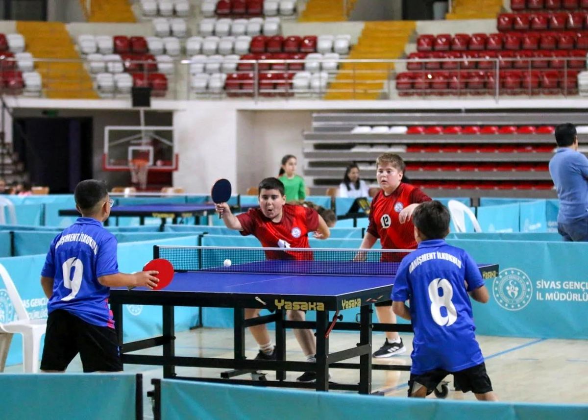 Sivas\'ta Minik Masa Tenisi Müsabakaları