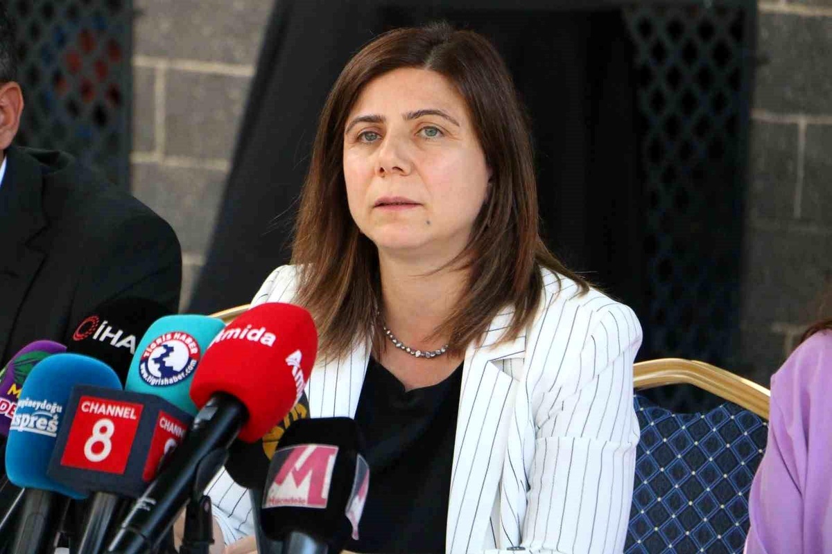 Sur\'da kaldırım işgallerinin önüne geçme ve yayalaştırma çalışmaları sürüyor