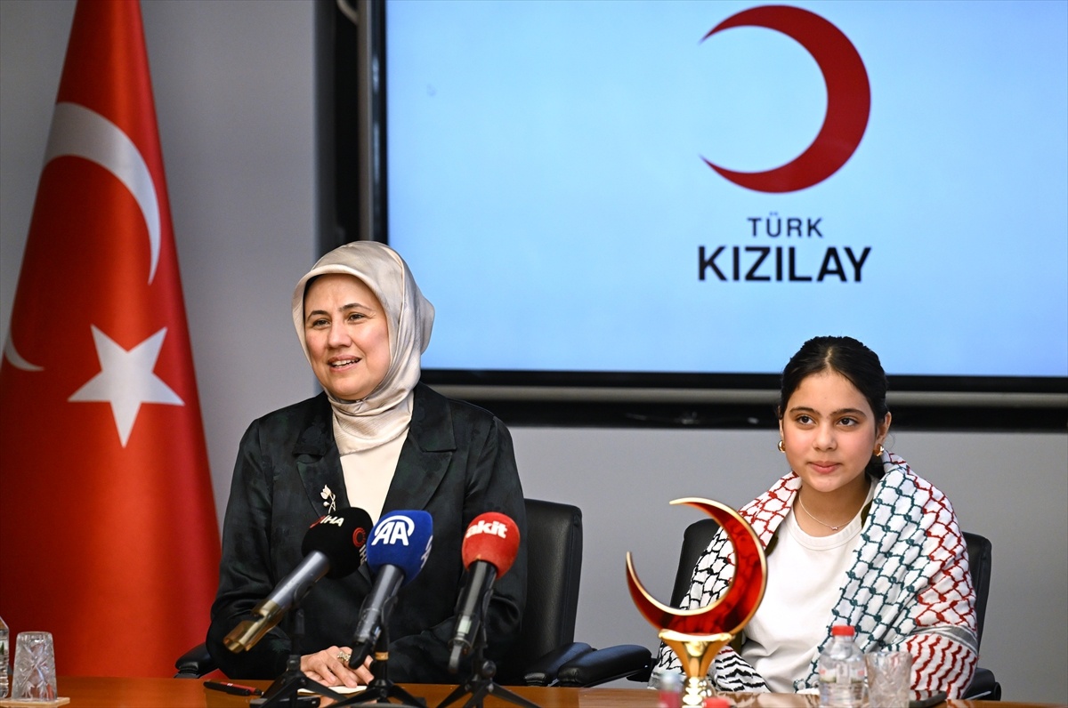 Kızılay\'dan Gazzeli Çocuğa Destek