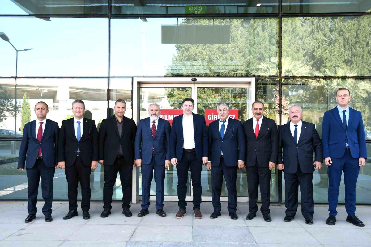 Bakan Yardımcısı Bağcı, Dikili\'deki jeotermal sera bölgesini inceledi