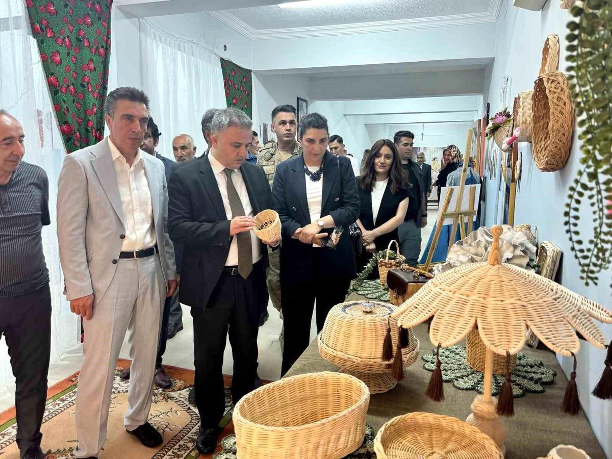 Üzümlü\'de Halk Eğitim kursiyerlerinin el emeği eserleri sergilendi