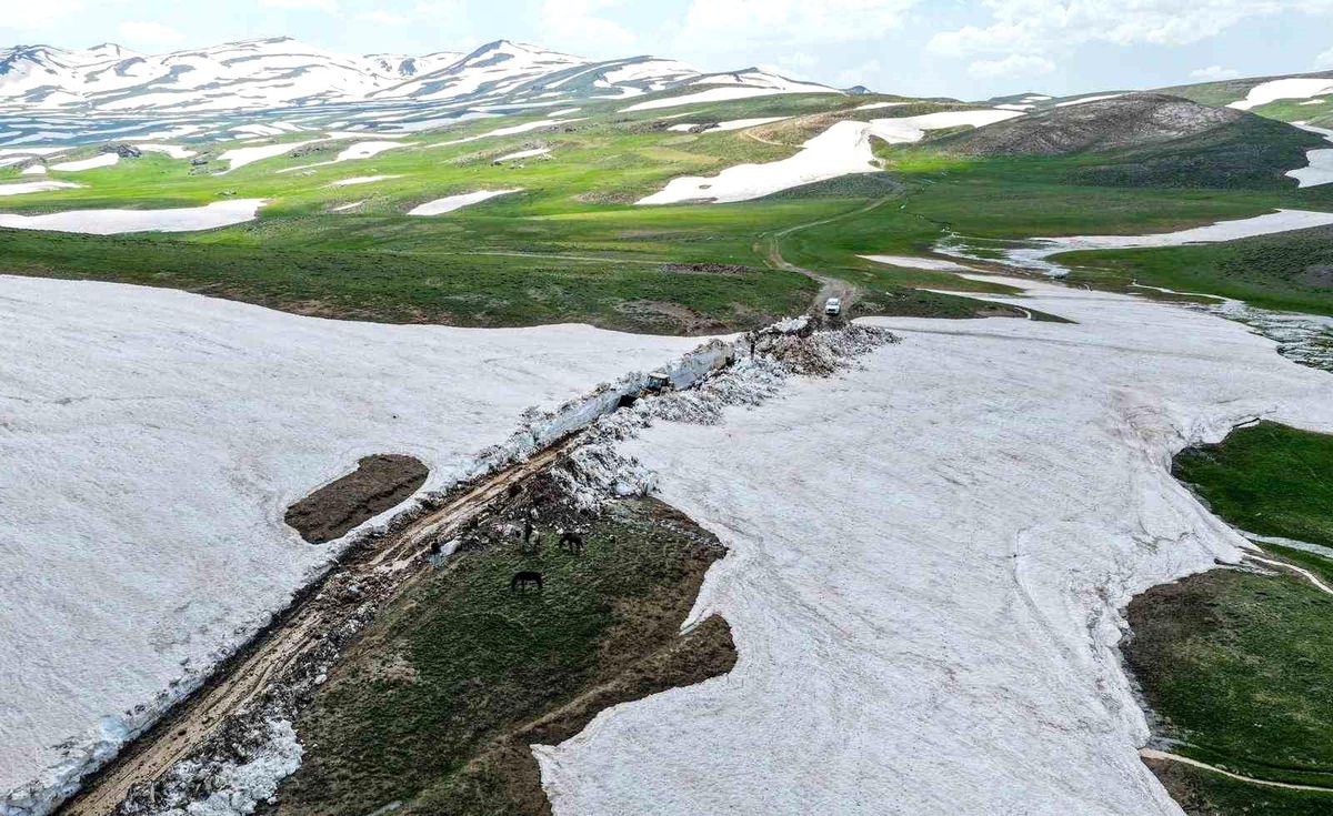 Van\'da haziranda 3 metreyi bulan karda yol açma çalışması
