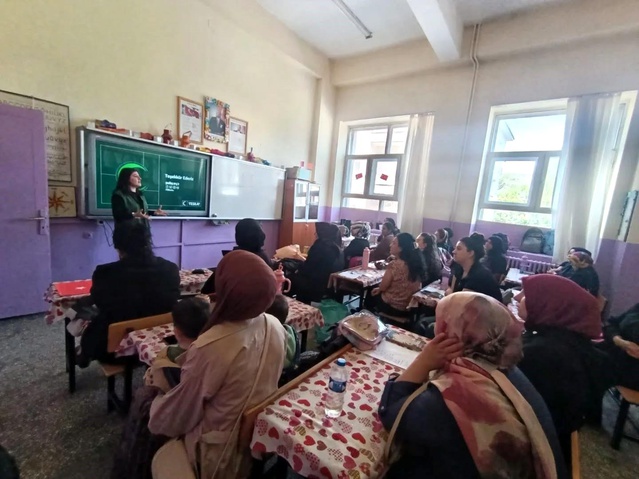 Yeşilay Kars Şubesi'nden velilere bağımlılıkla mücadele eğit