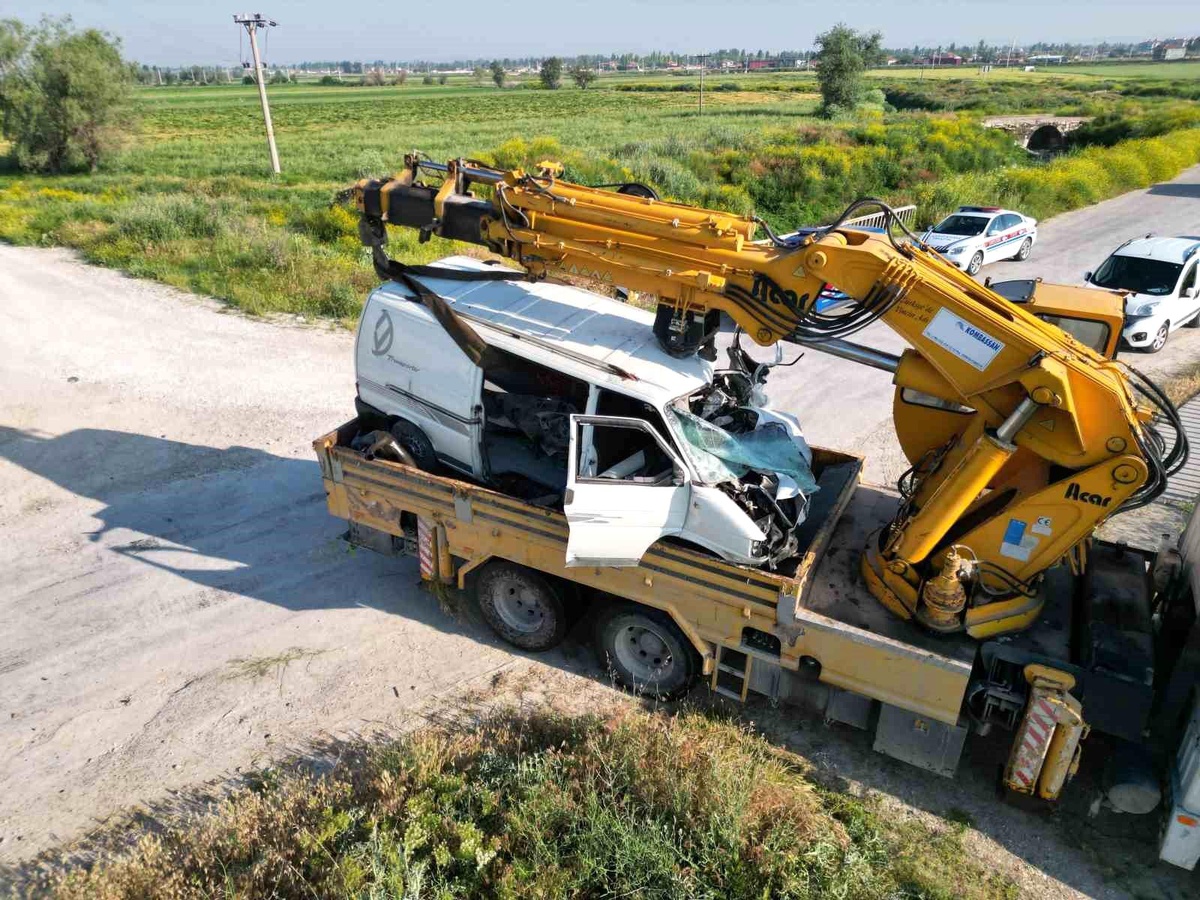 Tren, sıkışan kamyoneti 200 metre sürükledi