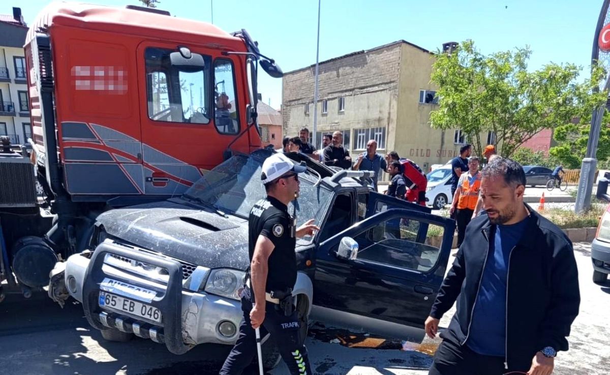 Yüksekova\'da Trafik Kazası: 1 Yaralı