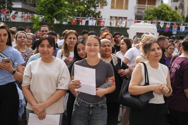 LGS bitti, geriye bu manzaralar kaldı: Kimliğini unutan da vardı yanlış okula giden de