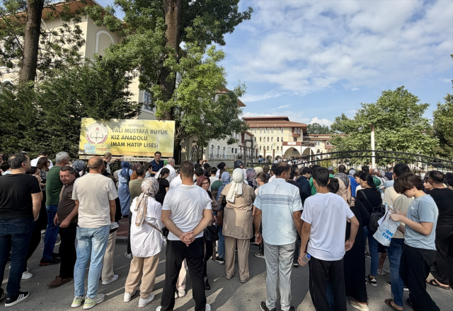 LGS bitti, geriye bu manzaralar kaldı: Kimliğini unutan da vardı yanlış okula giden de