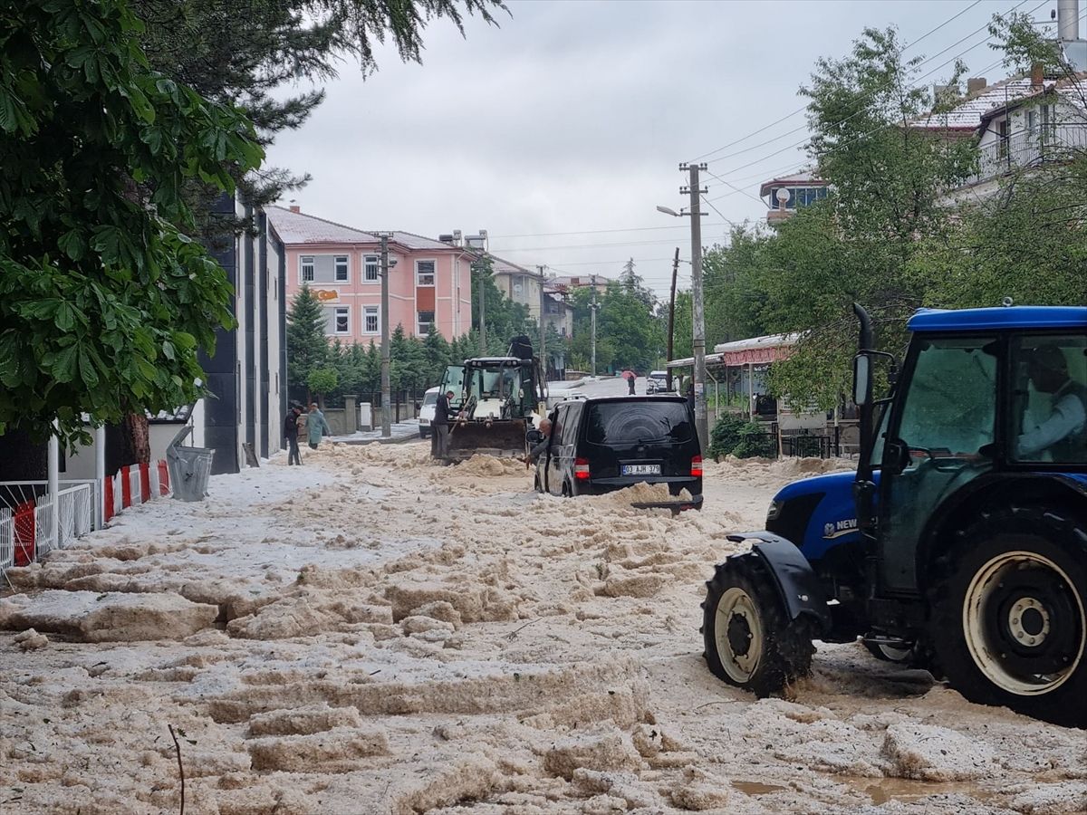 Afyonkarahisar\'da Dolu ve Sağanak Tarımı Vurdu