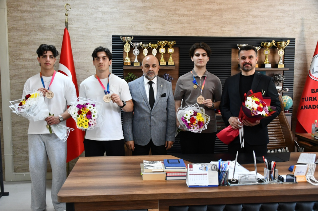 ABD'den çifte ödülle dönen gençlere memleketlerinde şampiyonlara yakışır karşılama