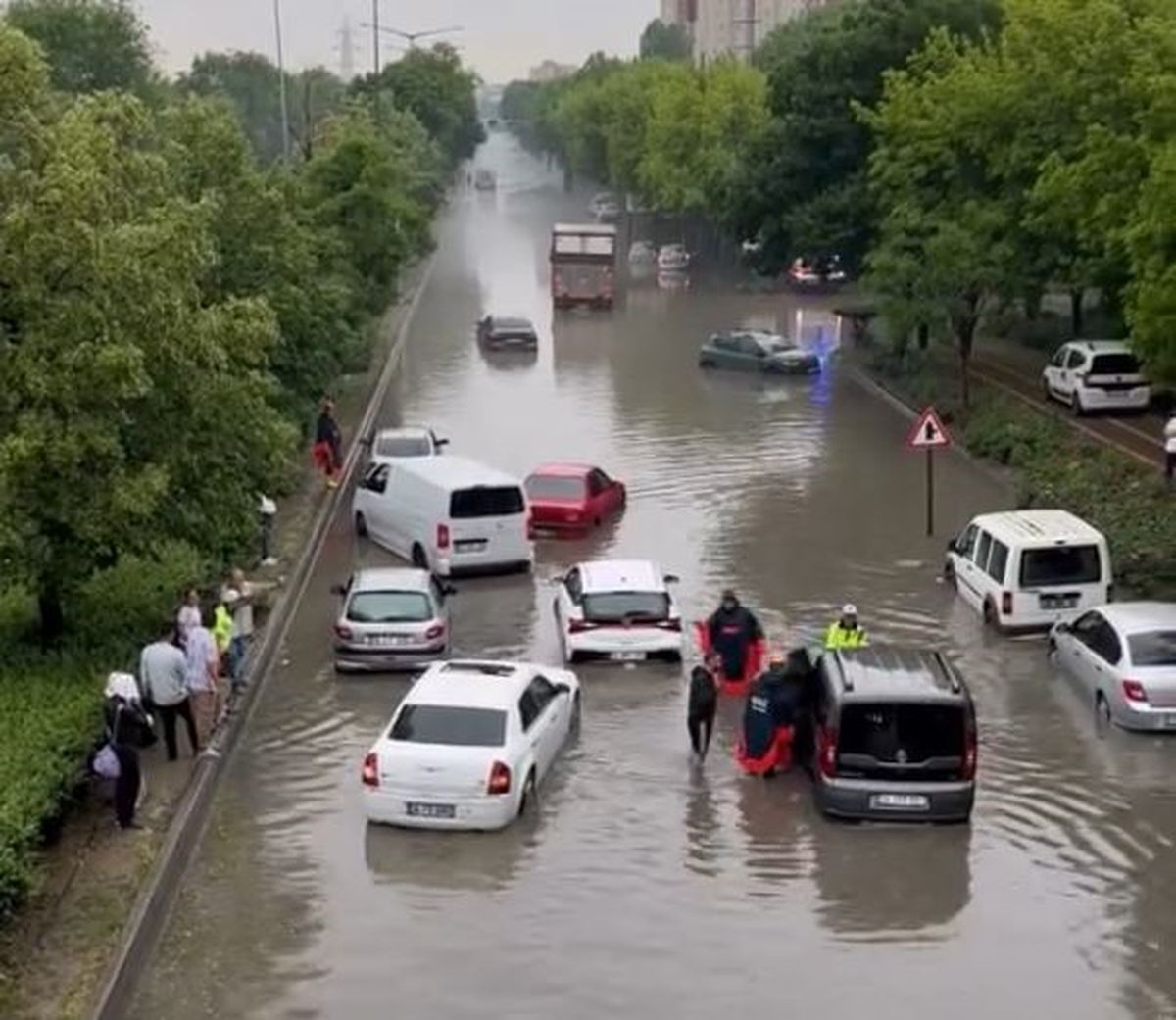 Ankara\'da Sağanak Yağış Araçları Suya Gömüldü