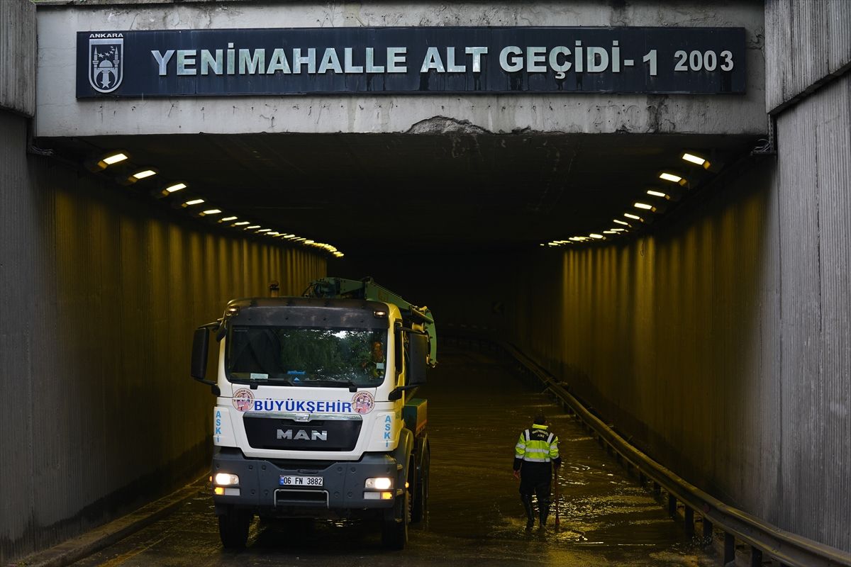Ankara\'da şiddetli yağmurda yol çöktü
