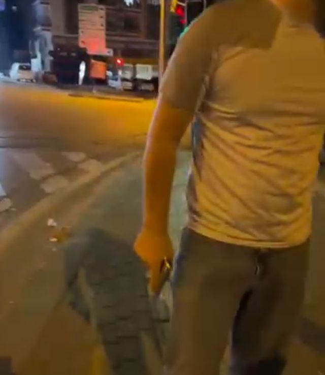 Dehşetin kaynağı bir polis memuru: Silahını çekip vatandaşlara tehditler savurdu