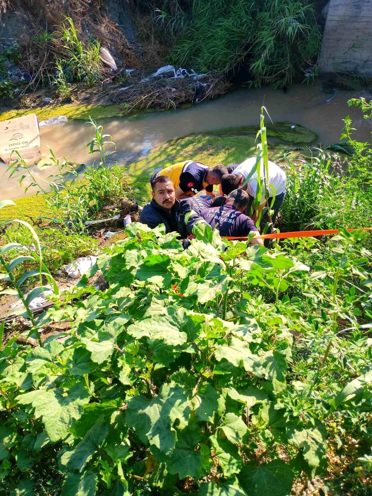 Hatay\'da Motosiklet Dereye Uçtu