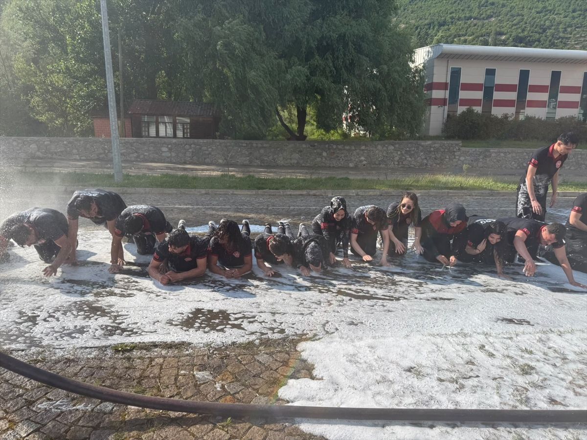 AÇÜ\'de İtfaiyeci Mezuniyet Coşkusu