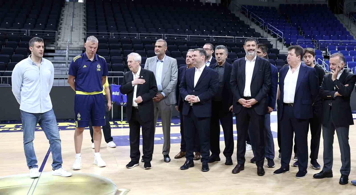 Fenerbahçe Yönetimi Basketbol Takımını Ziyaret Etti