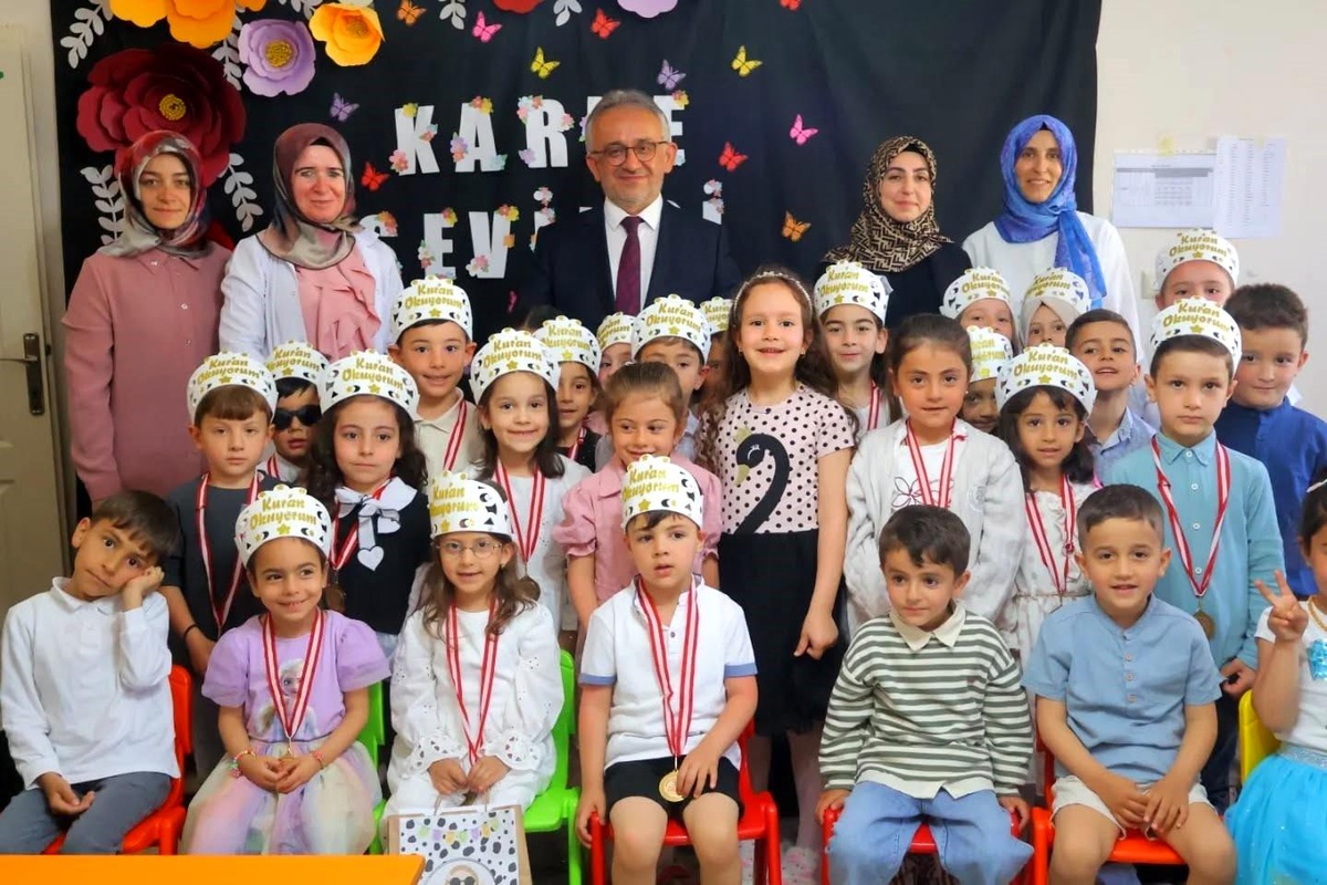 Bayburt\'ta Minik Öğrencilere Karne Töreni