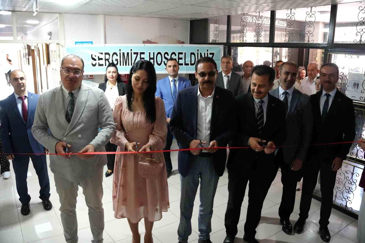 Bolvadin Halk Eğitimi Merkezinde yıl sonu sergisi açıldı