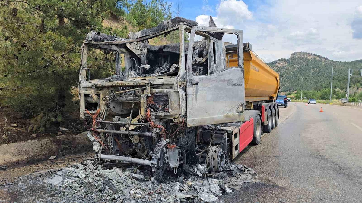 Cam yüklü tır alev alev yandı