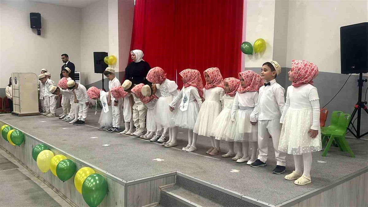 Miniklerden Renkli Kur\'an Kursu Gösterisi