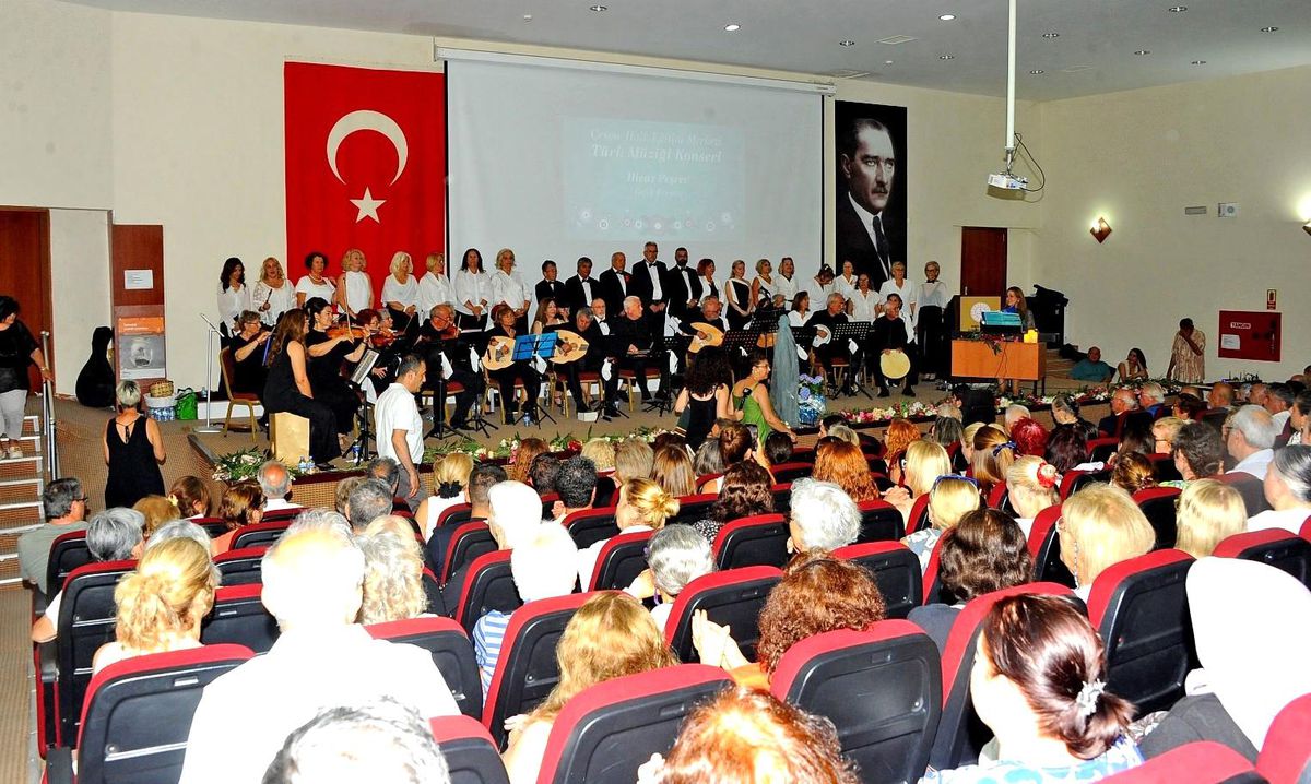 Çeşme\'de Yıl Sonu Konseri Coşkusu