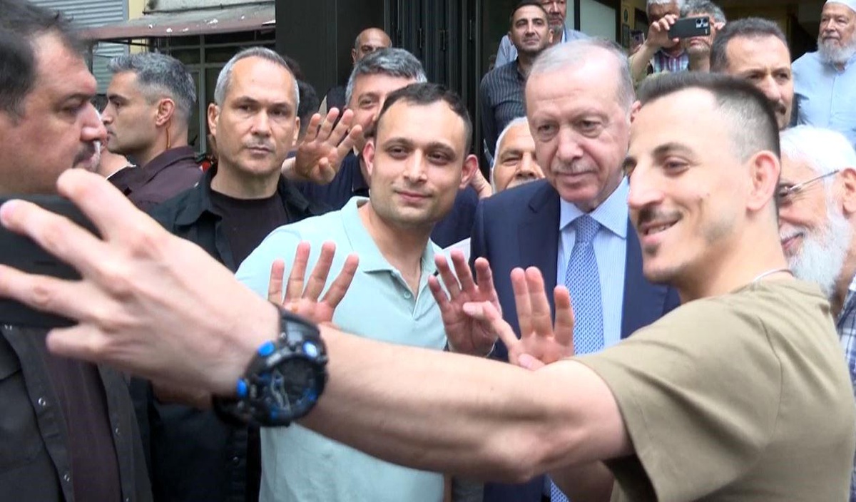 Erdoğan, Beyoğlu\'nda Erzurum Vakfı Lokali\'ni ziyaret etti