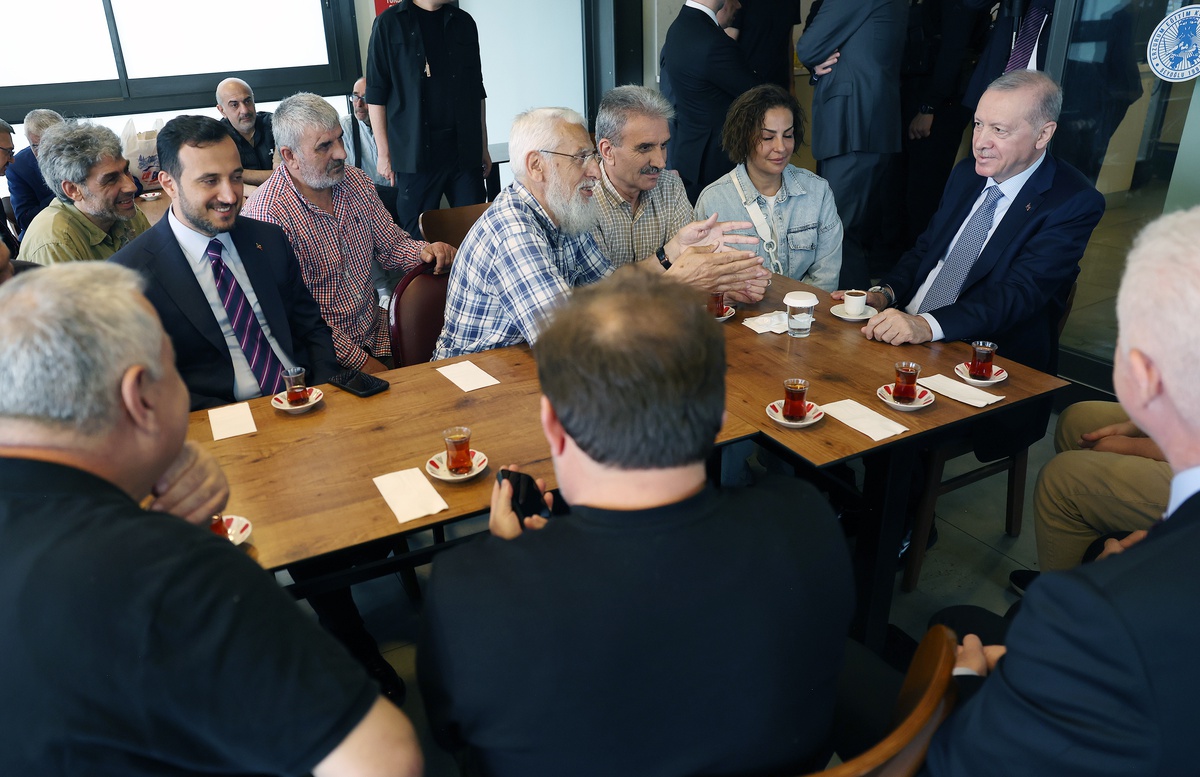 Erdoğan, Erzurum Vakfı Lokalini Ziyaret Etti