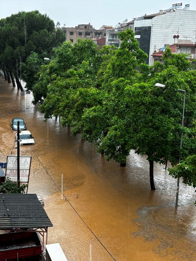 Sağanak Yağış Hayatı Olumsuz Etkiledi