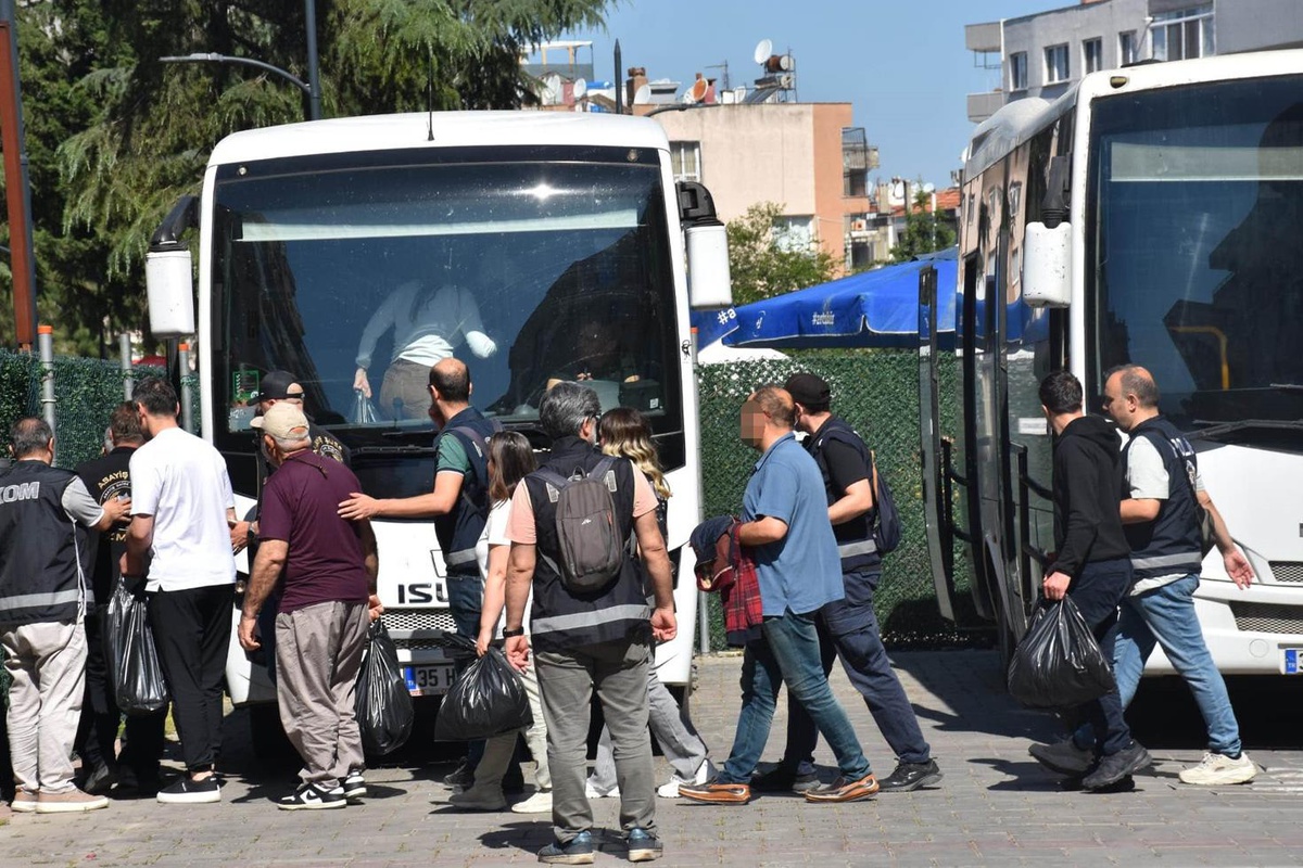 Ege Üniversitesi\'ndeki yolsuzluk operasyonunda, eski başhekim ve dekan tutuklandı