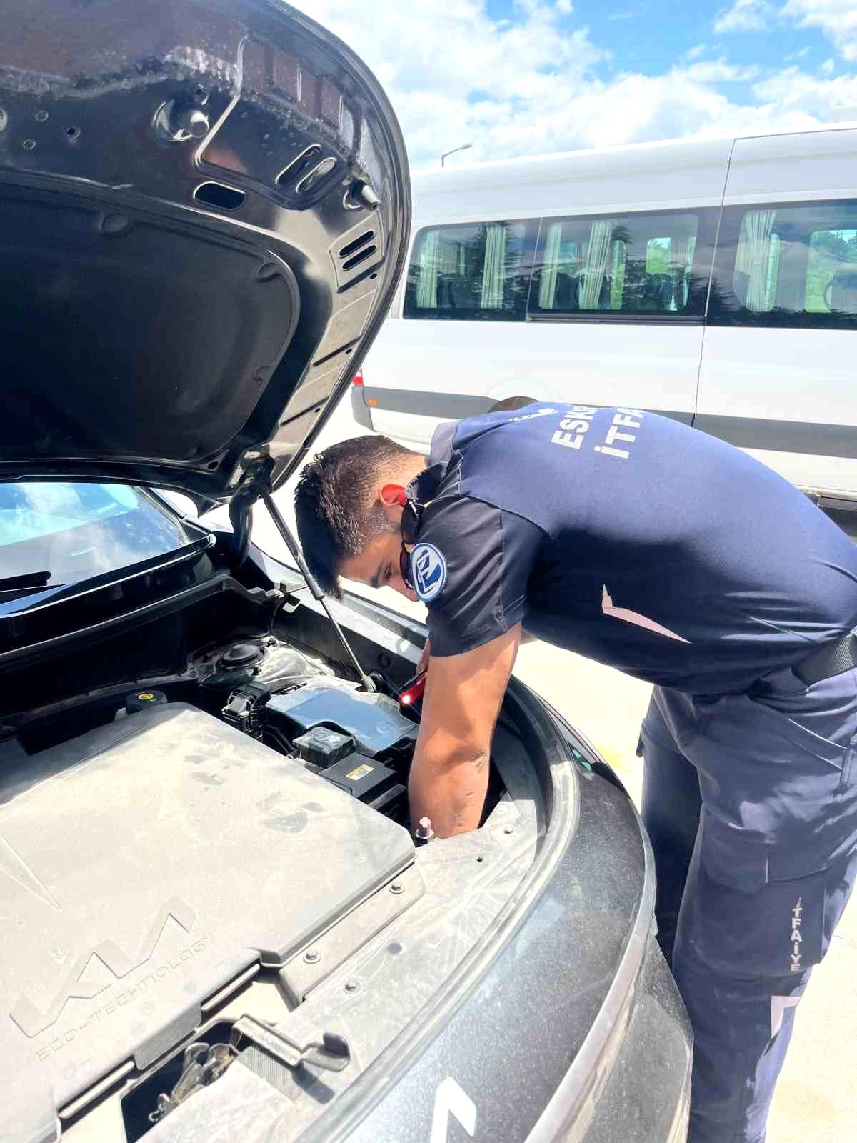 Motor bölümünde sıkışan kedi kurtarıldı