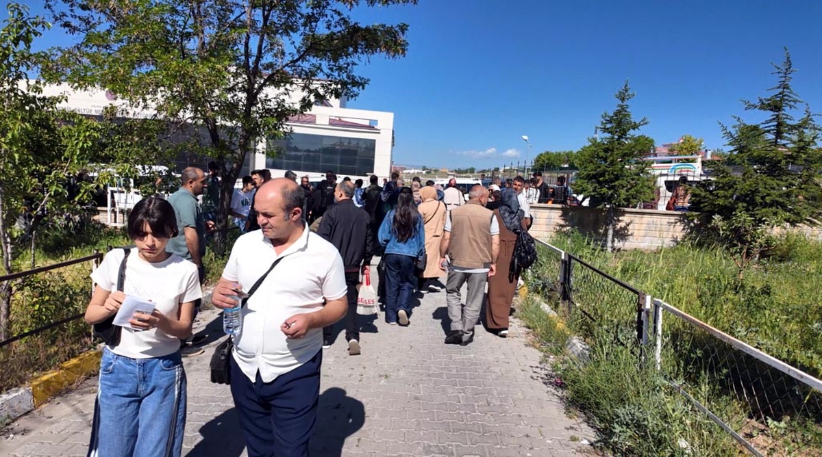 LGS\'ye geç kalan öğrenciye otobüs şoföründen duyarlılık: Güzergahını değiştirip yetiştirdi