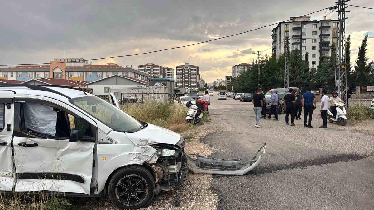 Adıyaman\'da iki araç çarpıştı: 2 yaralı