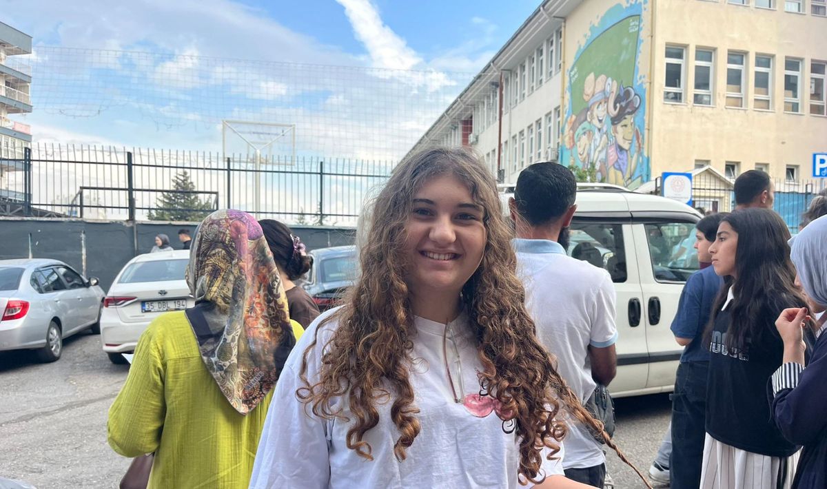LGS 2026 İzmir\'de başladı: Öğrenciler ter döktü, veliler heyecanla bekledi