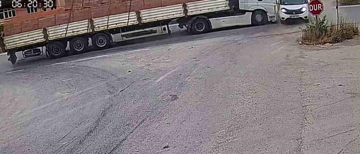 Karabük\'te Tır ve Kamyonet Çarpıştı