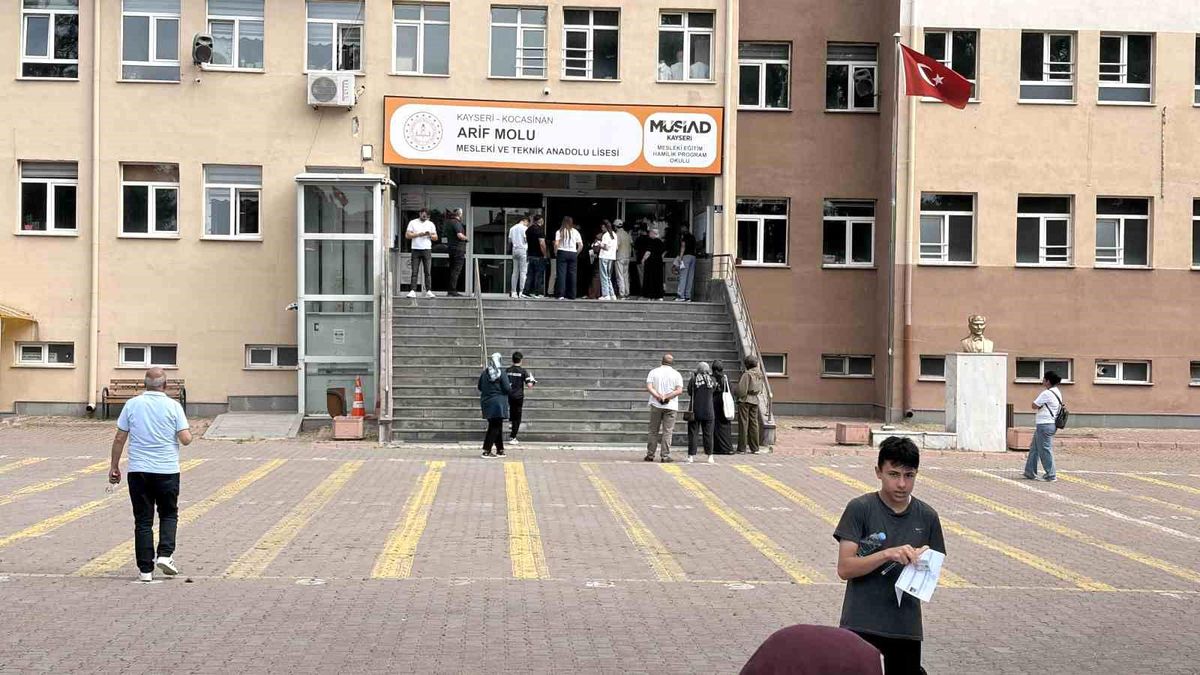Kayseri\'de LGS heyecanı: 19 bin 900 öğrenci sınava girdi