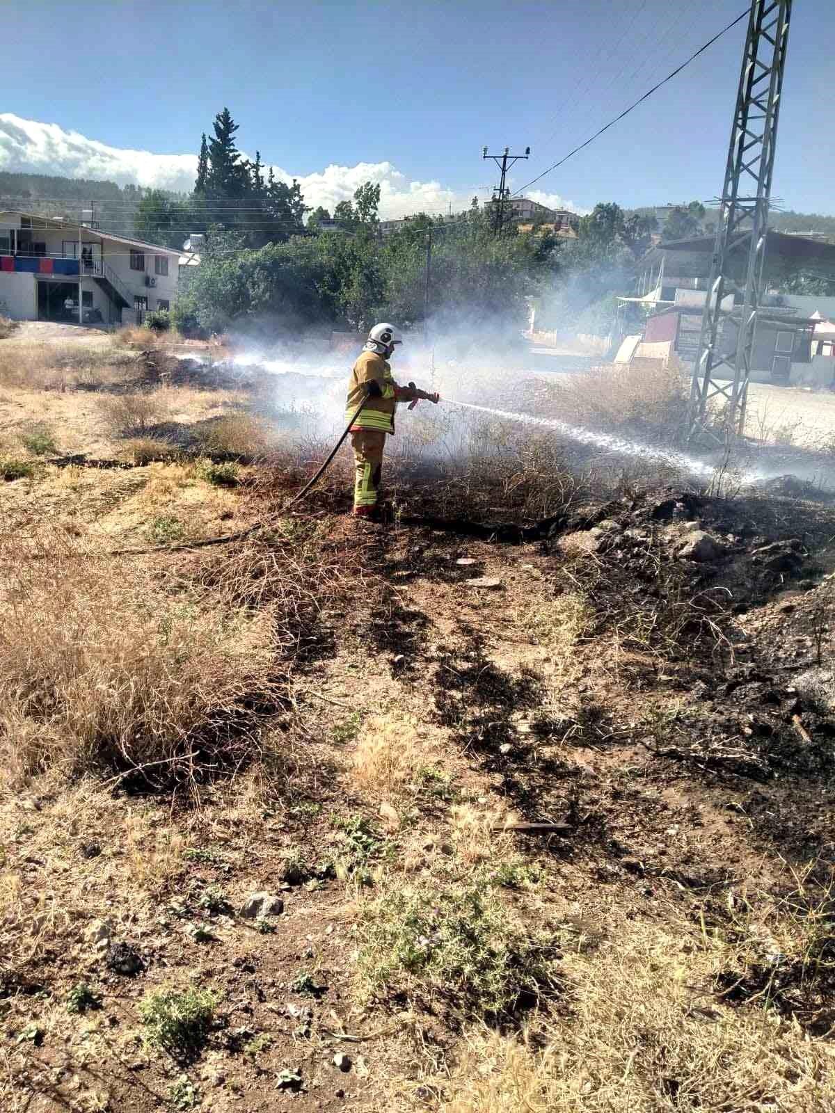 Kırıkhan\'da Bahçedeki Yangın Kontrol Altına Alındı