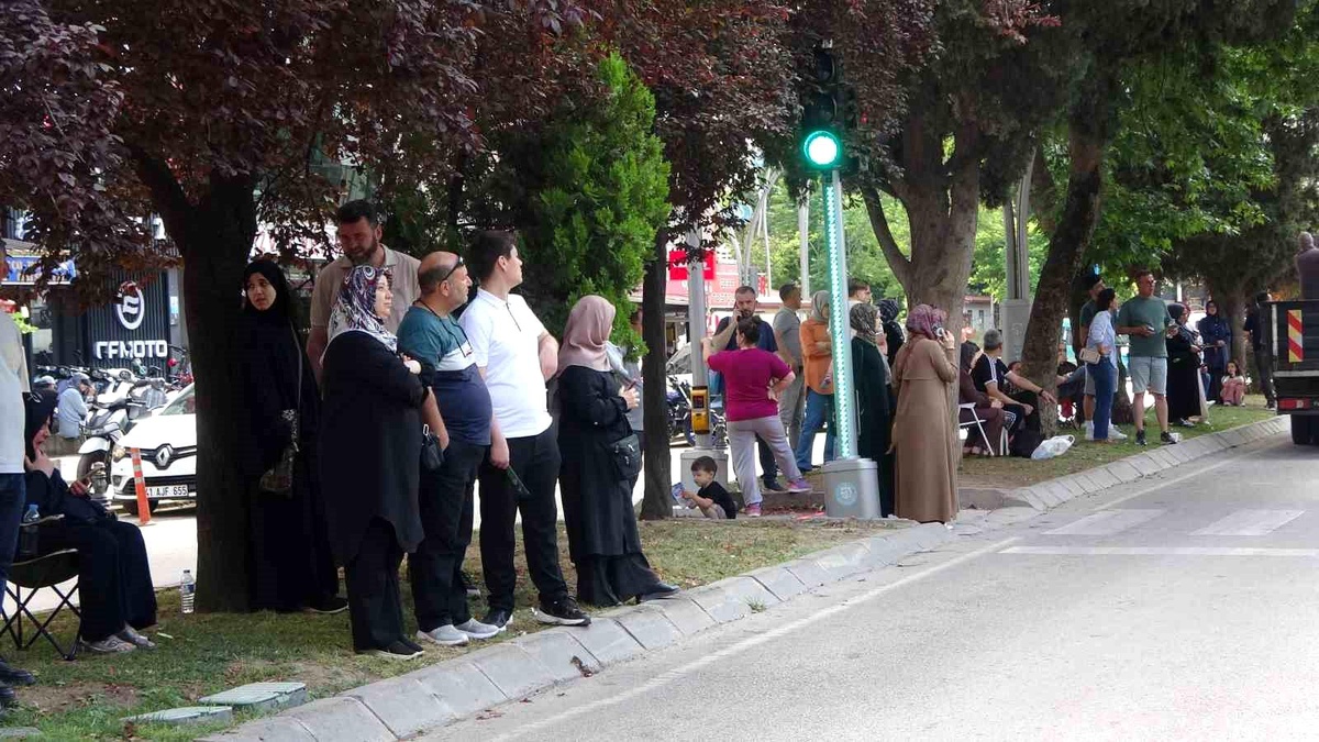 Kocaeli\'de LGS Heyecanı: Veliler Sabırla Bekliyor