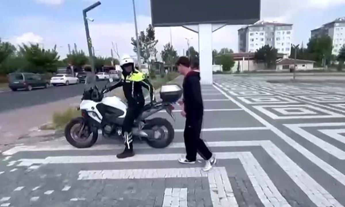 Kayseri\'de Polis, Geç Kalan Öğrencileri Sınava Yetiştirdi