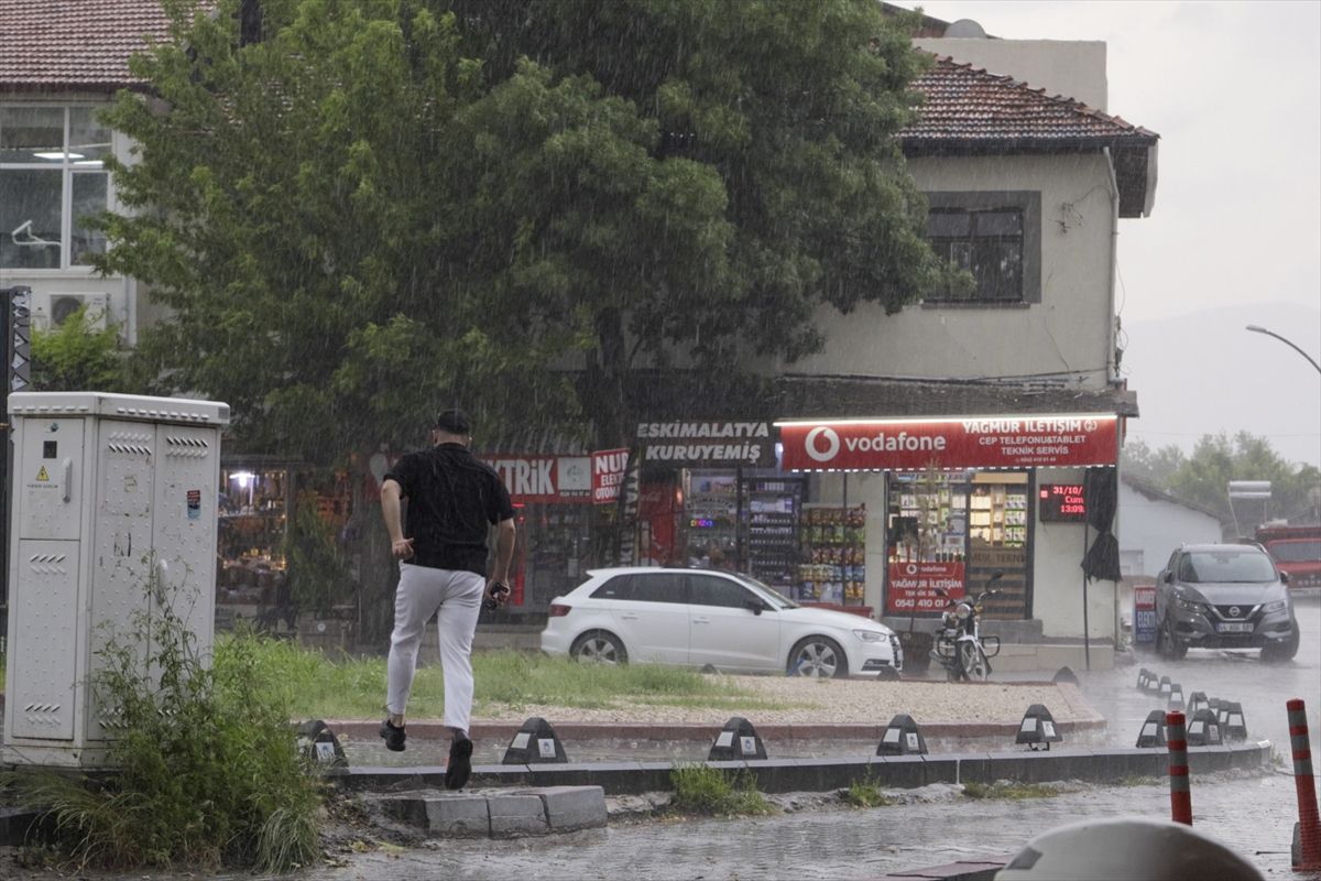 Malatya\'da Sağanak Yağış Hayatı Olumsuz Etkiledi