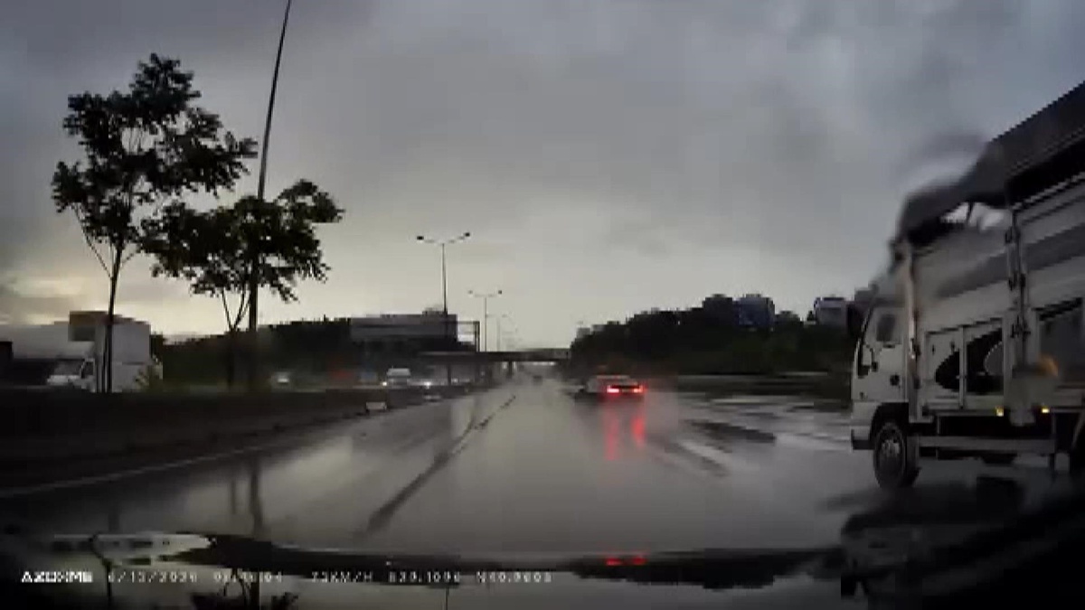 Maltepe\'de Kontrolden Çıkan Araç Bariyere Çarptı