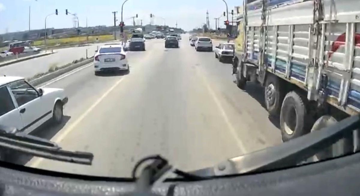 Osmaniye\'de itfaiye aracına fermuar sistemiyle geçiş koridoru oluşturdular