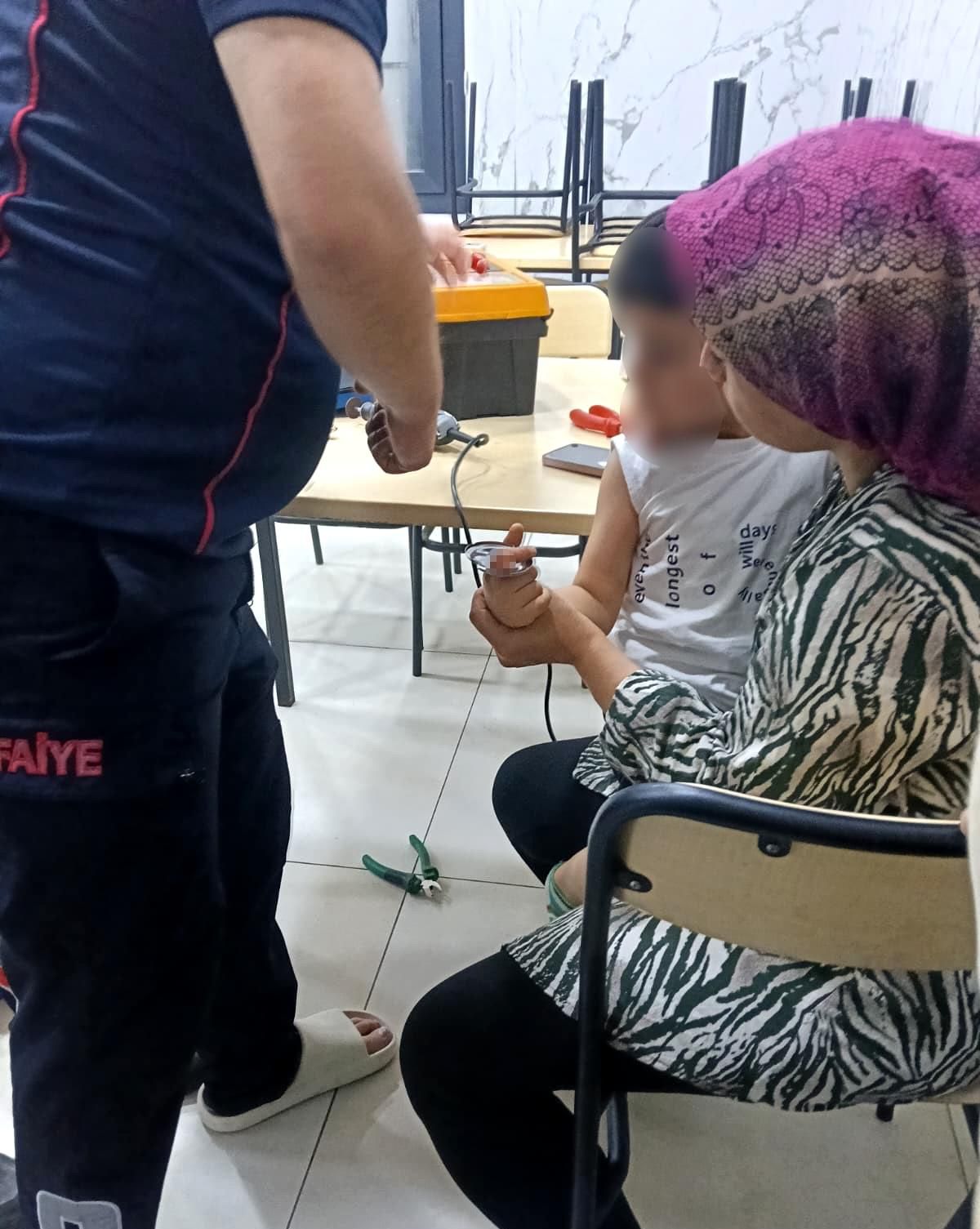Osmaniye\'de parmağı duş başlığına sıkışan çocuğu itfaiye kurtardı