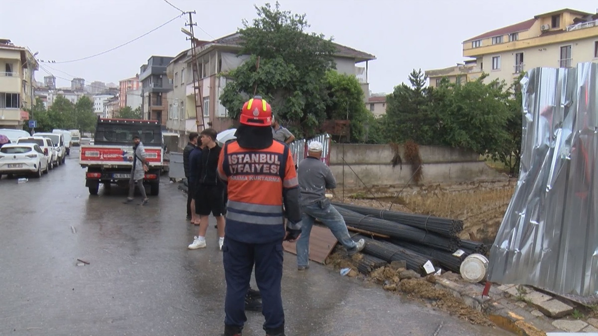 Sancaktepe\'de temel kazısında toprak kayması